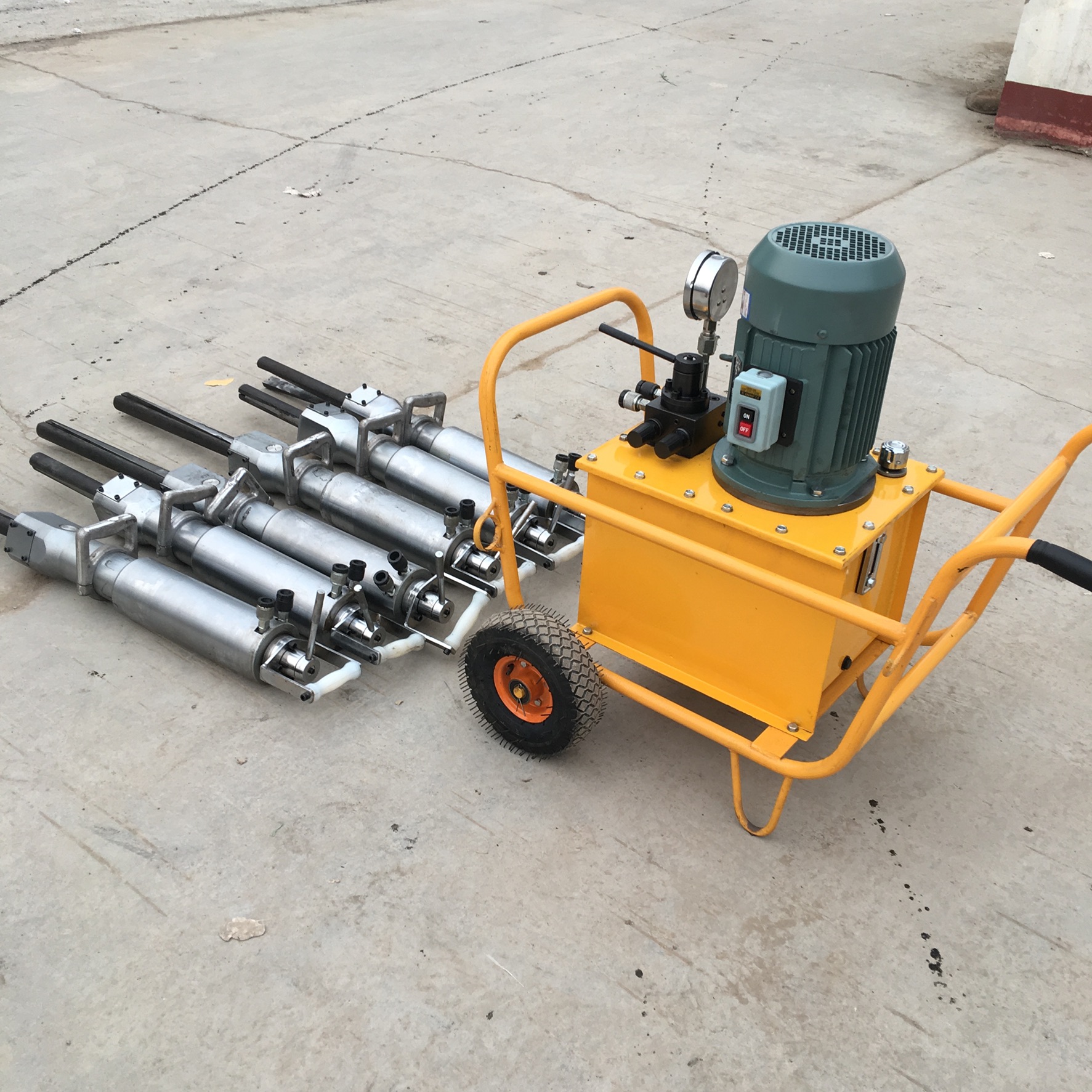 液壓巖石劈裂機一天可以劈多少方石頭